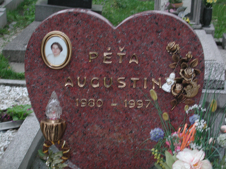 Peta's grave.jpg 466.4K